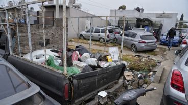 Basura, agua servida y vehículos secuestrados en inmediaciones de la comisaría.