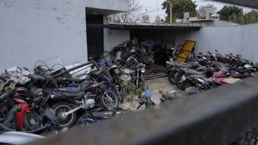 Así apilan bicicletas incautadas adentro de la seccional.