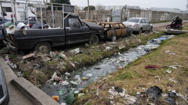 Agua servida, basura y autos secuestrados en la puerta de la seccional.