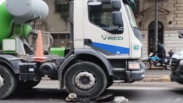 La silla de ruedas quedó debajo del camión.