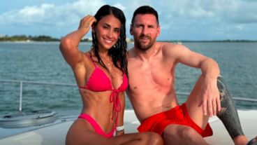 Mientras el capitán de la Selección Argentina se recupera de su lesión en el tobillo, disfruta del descanso en Miami junto a su esposa y amigos.