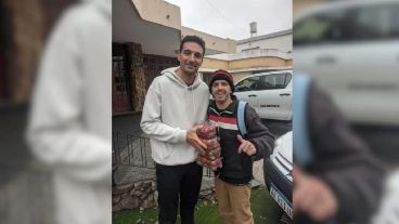 La foto de Scaloni y el periodista de Coronda con las cajas de frutillas.