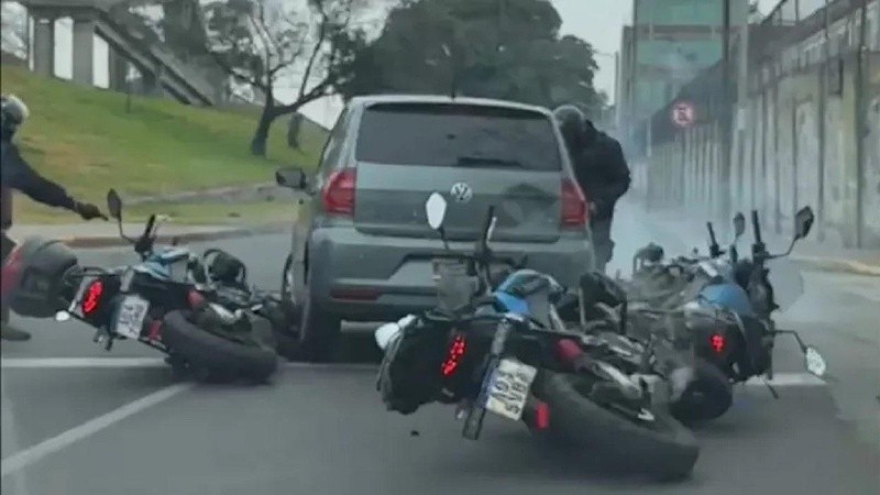 Delincuentes robaron un auto, escaparon de un control y terminaron a los tiros con la Policía.