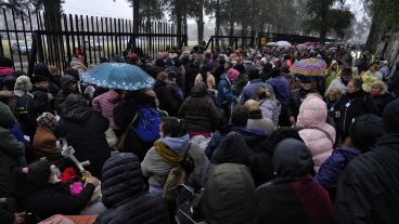 Un mar de paraguas, la espera a Leda este martes gris y frío.