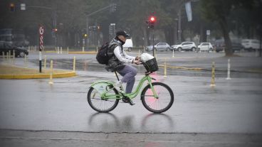 Postales de un martes pasado por agua en Rosario.