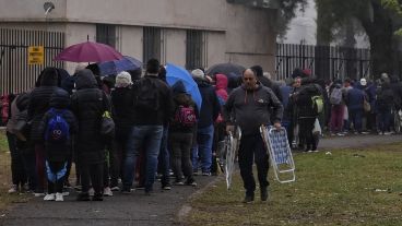 Un mar de paraguas, la espera a Leda este martes gris y frío.