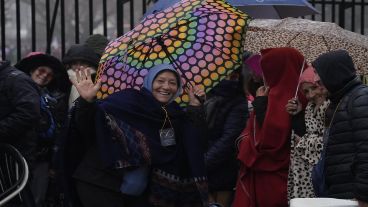 Un mar de paraguas, la espera a Leda este martes gris y frío.