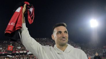 Scaloni recibió una camiseta de Newell's como regalo y la ovación de los hinchas rojinegros.