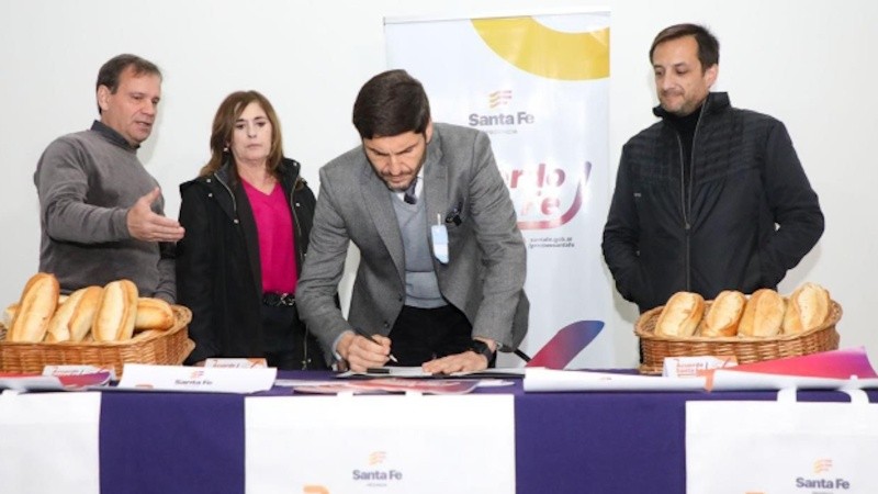 La firma del convenio en el Centro de Industriales Panaderos de la ciudad de Santa Fe.