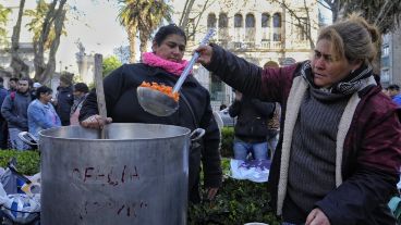 Pese a la resistencia del municipio, la CCC montó las ollas en el cantero central de Oroño.