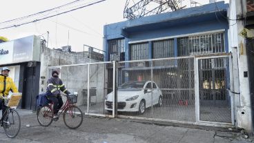 El frente de la agencia de autos denunciada.