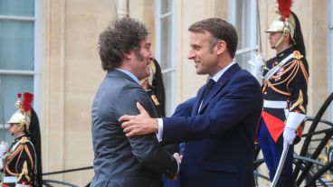 La foto protocolar de Milei y Macron en las escalinatas del Palacio Elíseo.