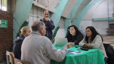 Es un programa "para recorrer los barrios de la ciudad llevando los servicios y recursos de la oficina directamente a la comunidad".