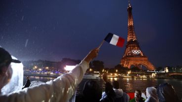 La Torre Eiffel de fondo durante el desfile de las delegaciones por el río Sena.