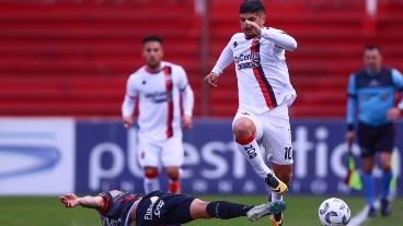 Banega, ausente contra Estudiantes, volverá a ser titular con Central en Arroyito.