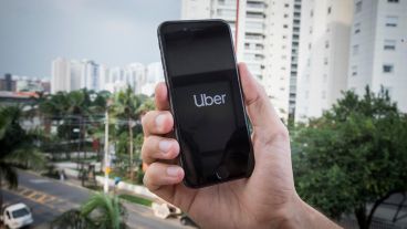 Pese a no estar regulado, Uber convive en Rosario con otras aplicaciones y con el servicio de taxis y remises.