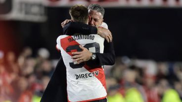 Abrazo de Micho con el pibe que le dio la victoria en su última presentación como técnico.