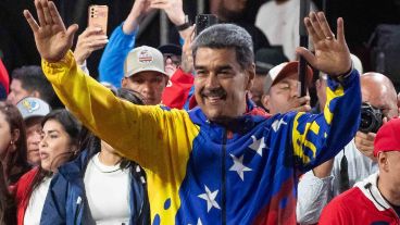 El presidente de Venezuela, Nicolás Maduro, celebra tras conocer los resultados de las elecciones presidenciales este lunes.