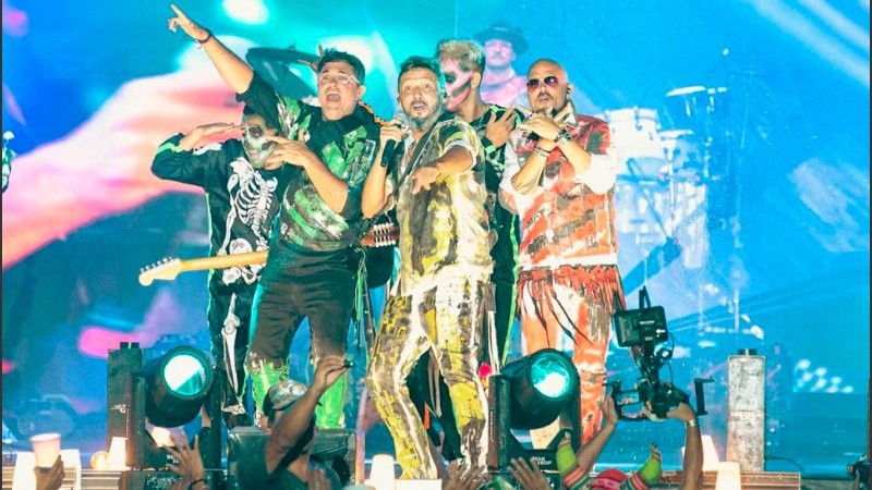 Los Tekis celebran el Carnaval y agradecen a la Pachamama en el escenario.