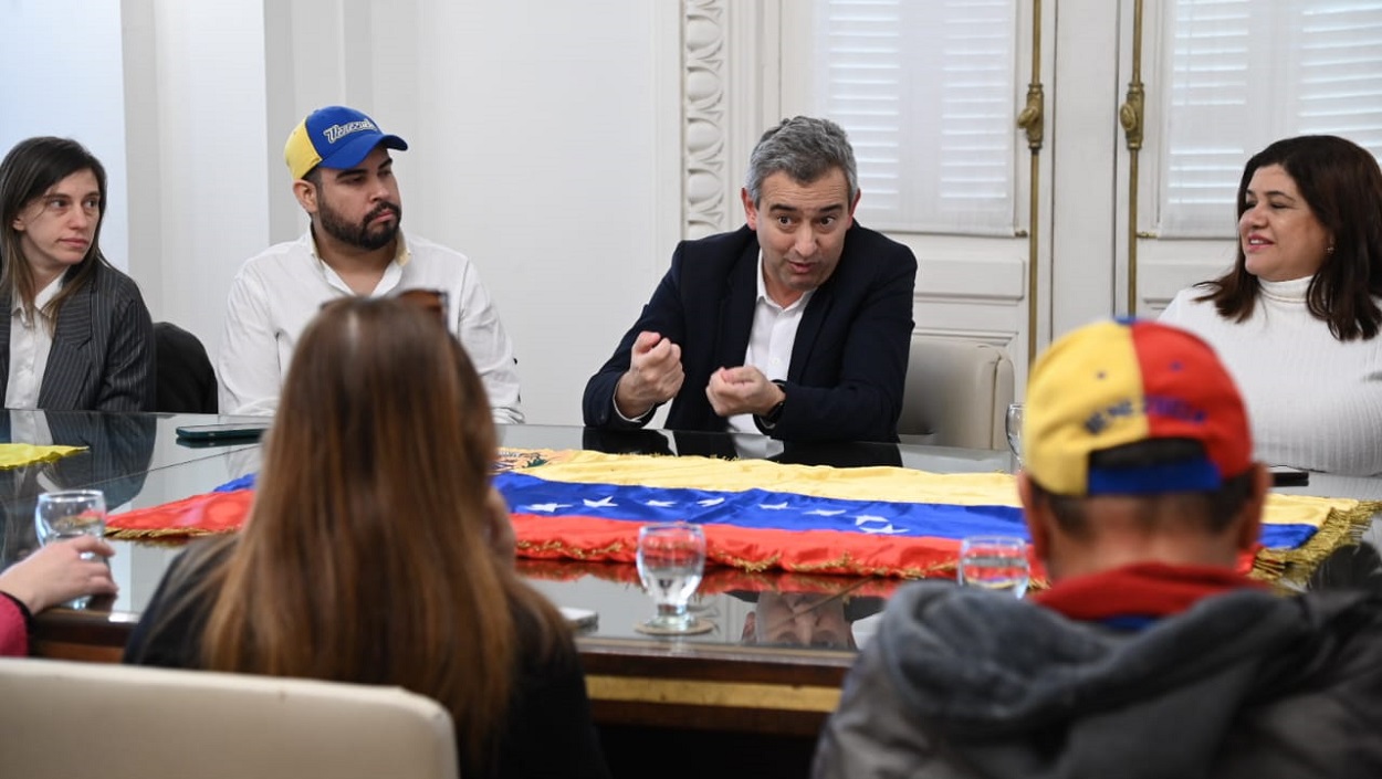 El intendente se encontró con un grupo de venezolanos para intercambiar miradas en torno a las elecciones pasadas en su país.