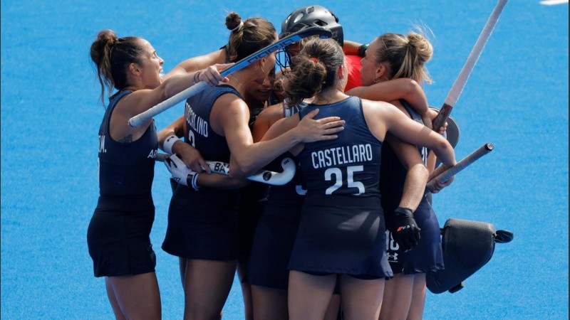 Las argentinas celebran el tercer triunfo consecutivo en París 2024.