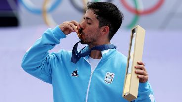 José Torres besando la medalla de oro que ganó en París 2024.