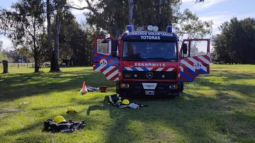 Bomberos voluntarios y personal policial se presentaron en la escena del fatal accidente.