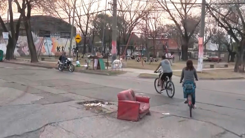 El sillón sirve, al menos, para que nadie se tope con el pozo.