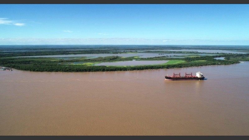 La hidrovía es la principal ruta de salida de la agroexportación argentina