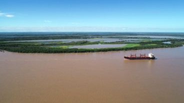 La hidrovía es la principal ruta de salida de la agroexportación argentina