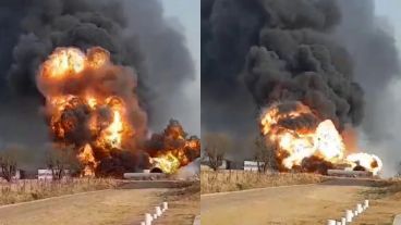 Impresionantes lenguas de fuego y columnas de humo en el depósito de combustible.