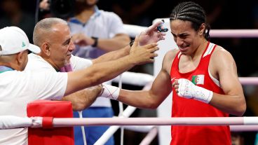 La boxeadora argelina Imane Khelif (rojo) celebra su victoria ante la húngara Anna Luca Hamori.