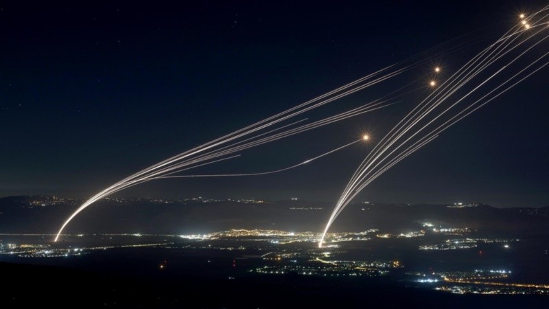 Proyectiles disparados desde el sistema de defensa aérea israelí para interceptar misiles disparados desde el sur del Líbano.