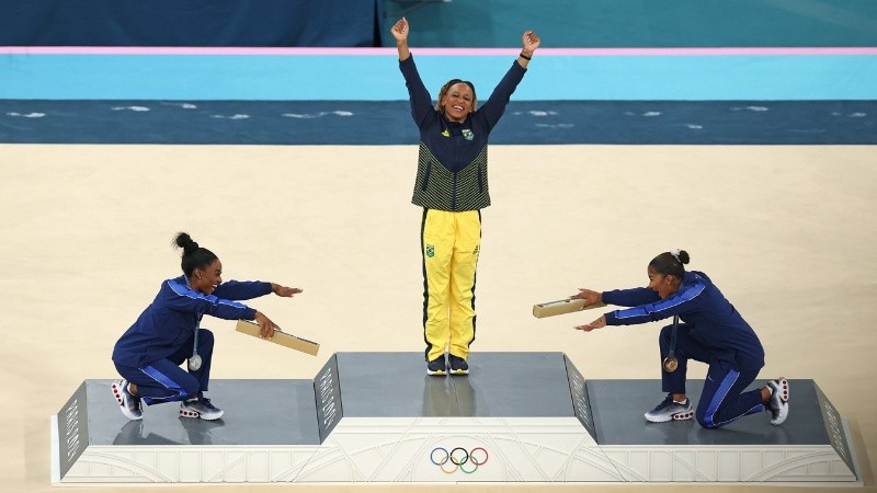 Simone Biles y Jordan Chiles reverenciaron a la brasilera Rebeca Andrade en el último podio de la gimnasia en París 2024.