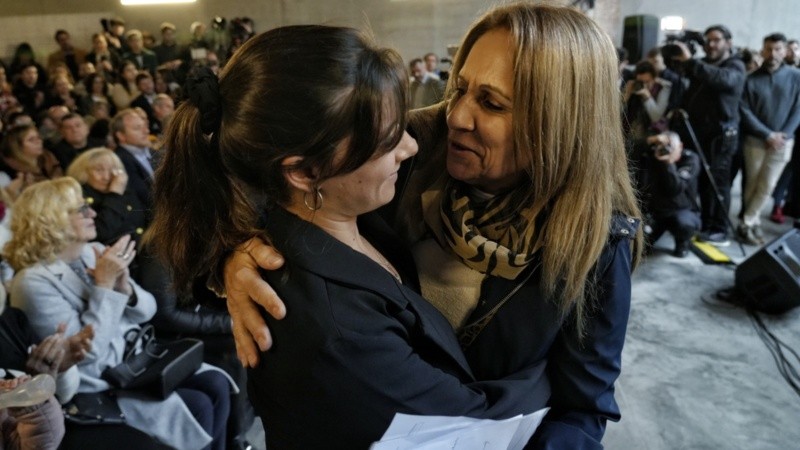 El abrazo entre Agostina Montefusco y su mamá, Marcela Nissoria.