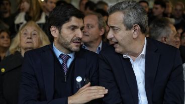 El intendente junto al gobernador Maximiliano Pullaro durante la inauguración del memorial.