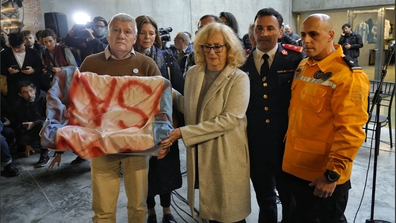 Las imágenes de la emotiva inauguración del memorial de calle Salta 2141.