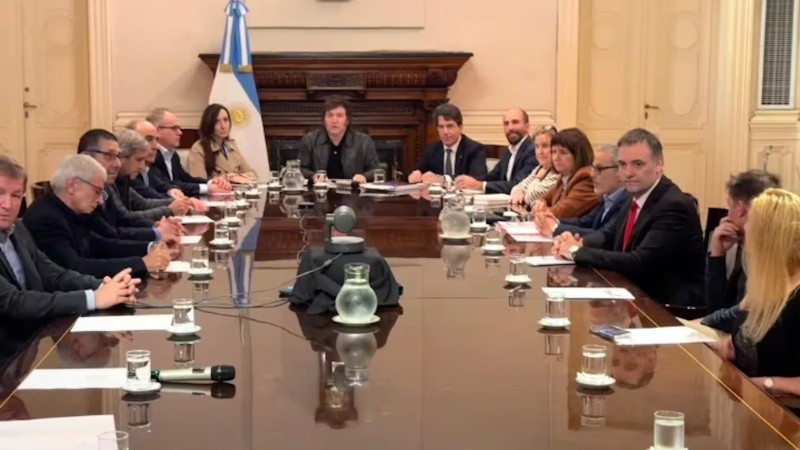 Javier Milei y su gabinete en un encuentro con Eyal Sela, embajador de Israel en Argentina, en abril, luego del ataque de Irán a Tel Aviv.