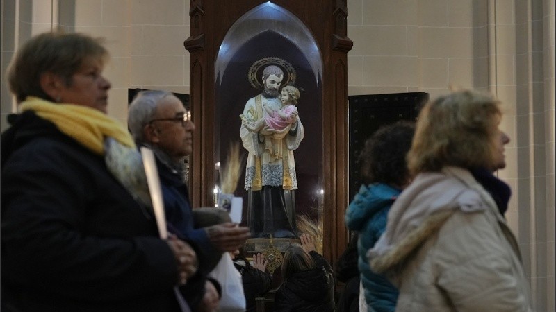 Desde bien temprano, los fieles se acercan al templo de San Cayetano.