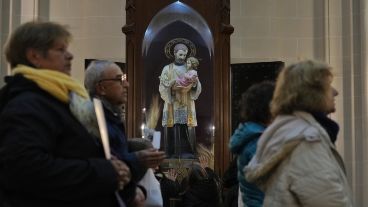 Desde bien temprano, los fieles se acercan al templo de San Cayetano.