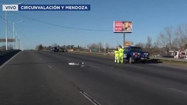 Algunas pertenencias del peatón atropellado quedaron tendidas sobre Circunvalación.