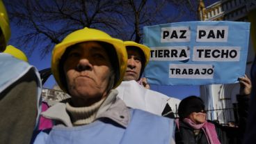 Gremios y organizaciones sindicales se sumaron a la misa y luego marchan al Monumento.