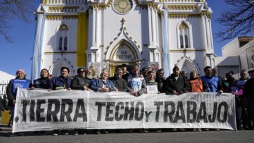 Gremios y organizaciones sindicales se sumaron a la misa y luego marchan al Monumento.