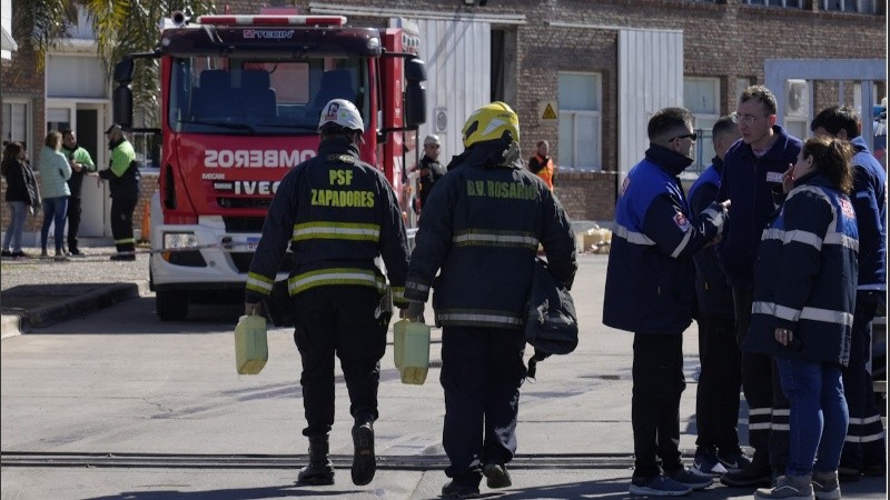 Bomberos trabajaban en el lugar, donde hay material muy inflamable