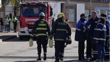 Bomberos trabajaban en el lugar, donde hay material muy inflamable