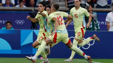 Sergio Camello celebra uno de los goles en el alargue para España.