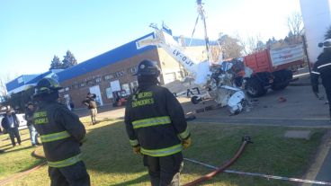 Personal de Bomberos y Protección Civil retira los restos de la avioneta.