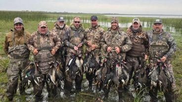 La foto de la indignación: los 8 cazadores con los patos protegidos por ley.