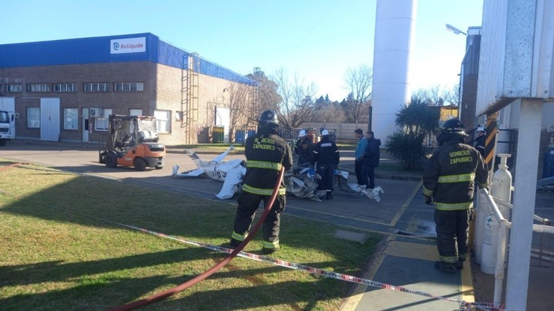 Bomberos Zapadores retirando los restos de la avioneta.