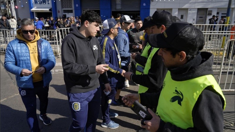 Abrieron las puertas del Estadio Gigante de Arroyito y así se vivía la previa al clásico.